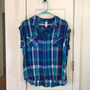 Super cute blue plaid button down top!